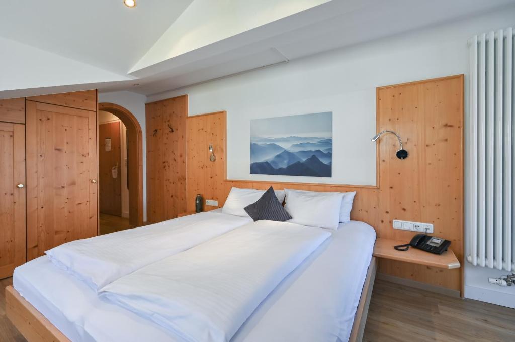 Postel nebo postele na pokoji v ubytování Hotel Alpenstuben