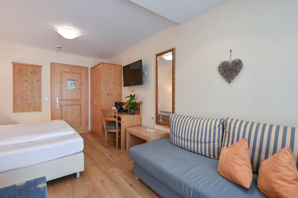 Postel nebo postele na pokoji v ubytování Hotel Alpenstuben
