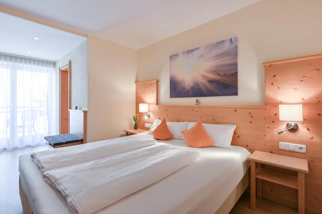 Postel nebo postele na pokoji v ubytování Hotel Alpenstuben