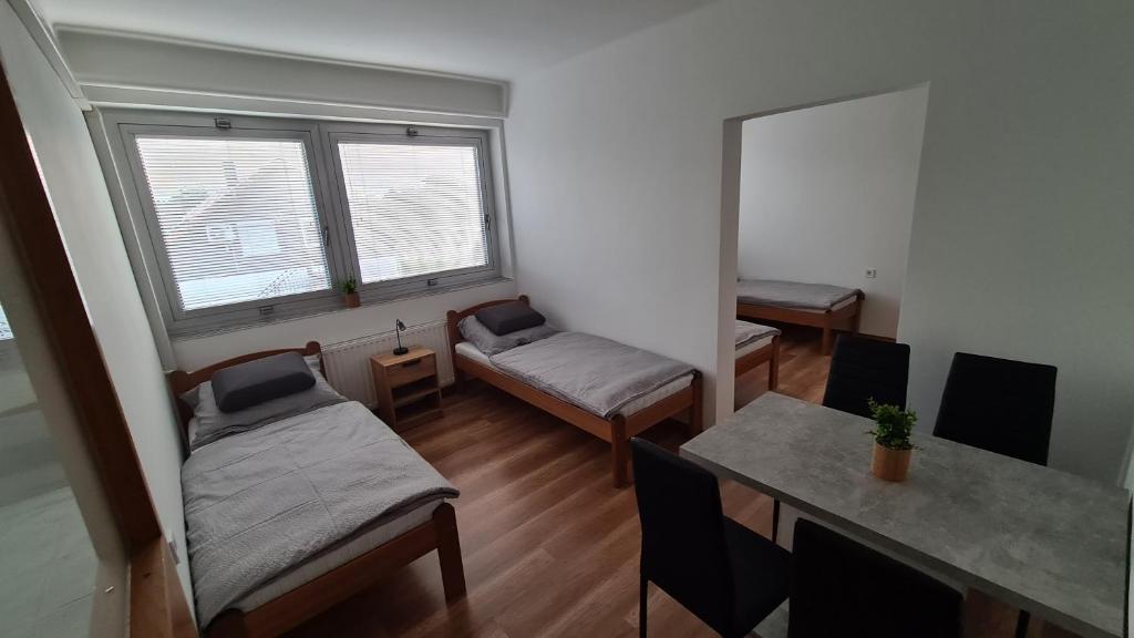 Łóżko lub łóżka w pokoju w obiekcie HÉDER APARTMANOK