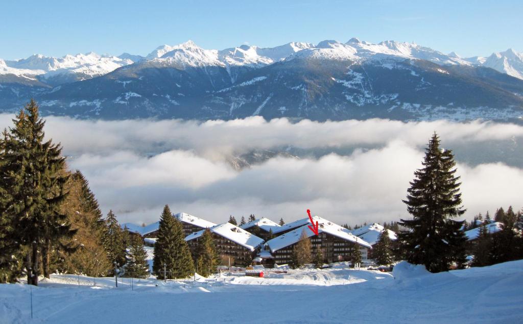 een skihut in de sneeuw met bergen op de achtergrond bij Ski-in Apartment in Anzere in Anzère