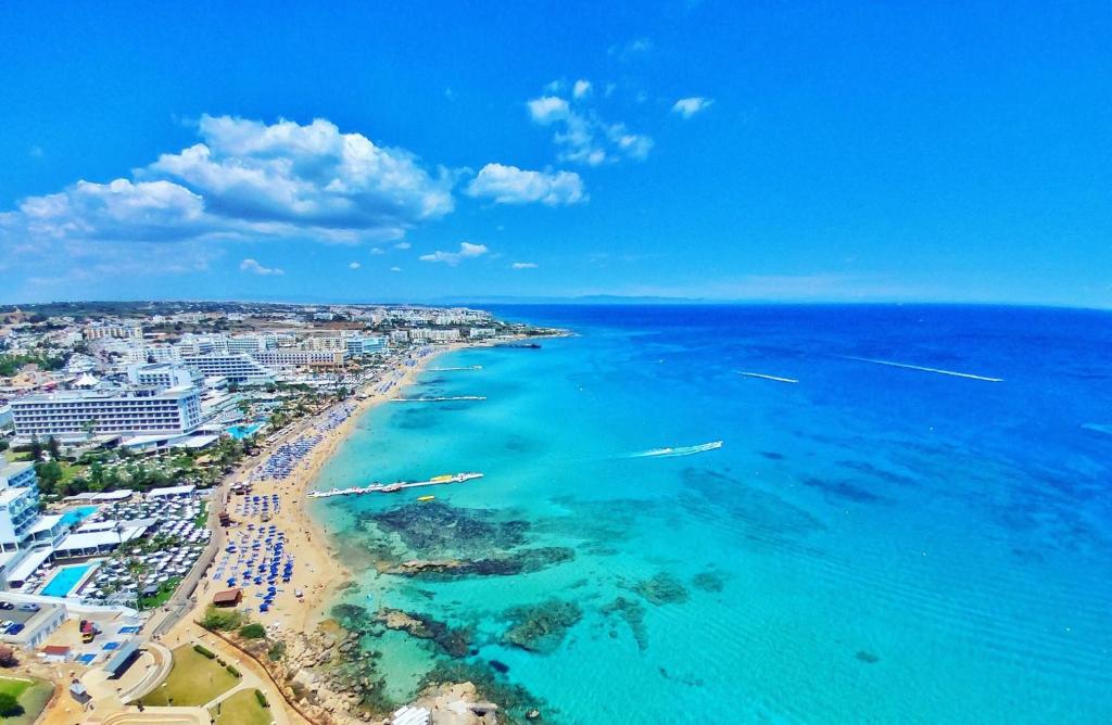 una vista aérea de la playa y del océano en Odessa Beach Hotel, en Protaras