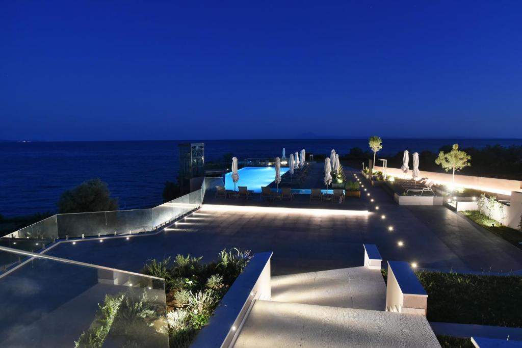 Bazén v ubytování Anasa Luxury Resort nebo v jeho okolí