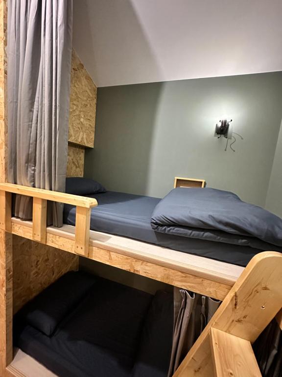 zouzou hostel في غرين آيلاند: غرفة نوم مع سرير بطابقين مع مرتبة زرقاء