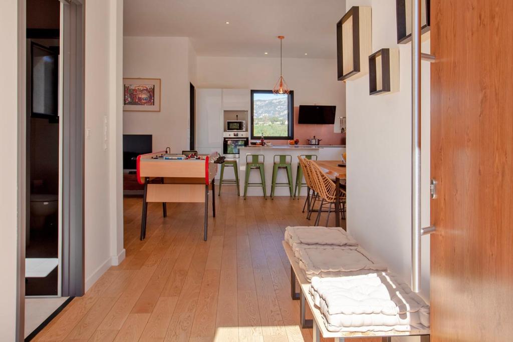 Televízia a/alebo spoločenská miestnosť v ubytovaní Villa avec piscine bbq pétanque Calme à 5km de la plage de sable de Calvi