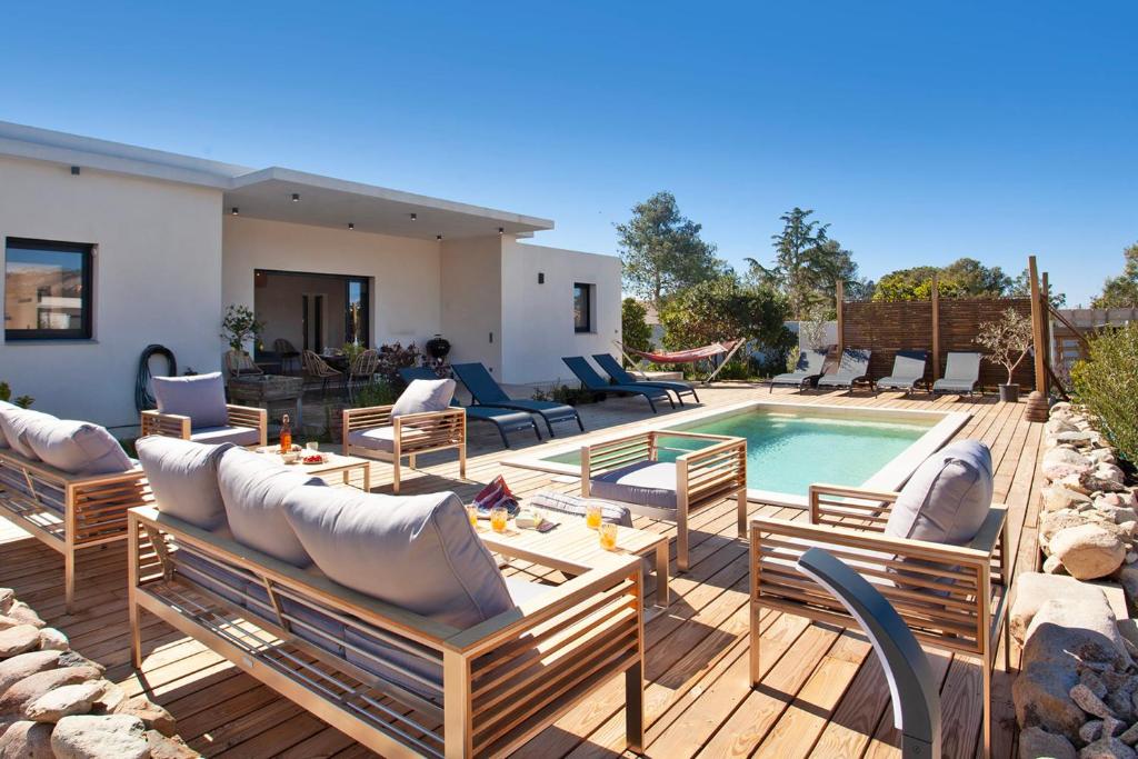 Bazén v ubytovaní Villa avec piscine bbq pétanque Calme à 5km de la plage de sable de Calvi alebo v jeho blízkosti