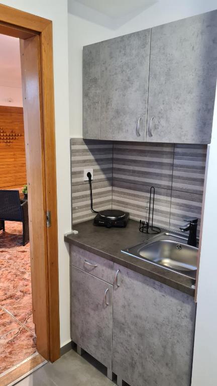 Kuchnia lub aneks kuchenny w obiekcie HÉDER APARTMANOK