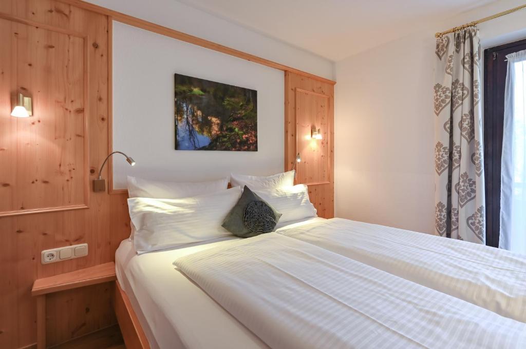 Postel nebo postele na pokoji v ubytování Hotel Alpenstuben