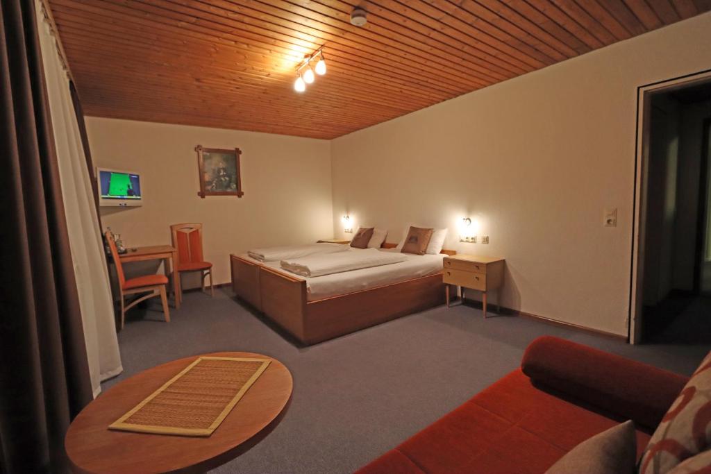 Postel nebo postele na pokoji v ubytování Hotel Kreuz Höhengasthof