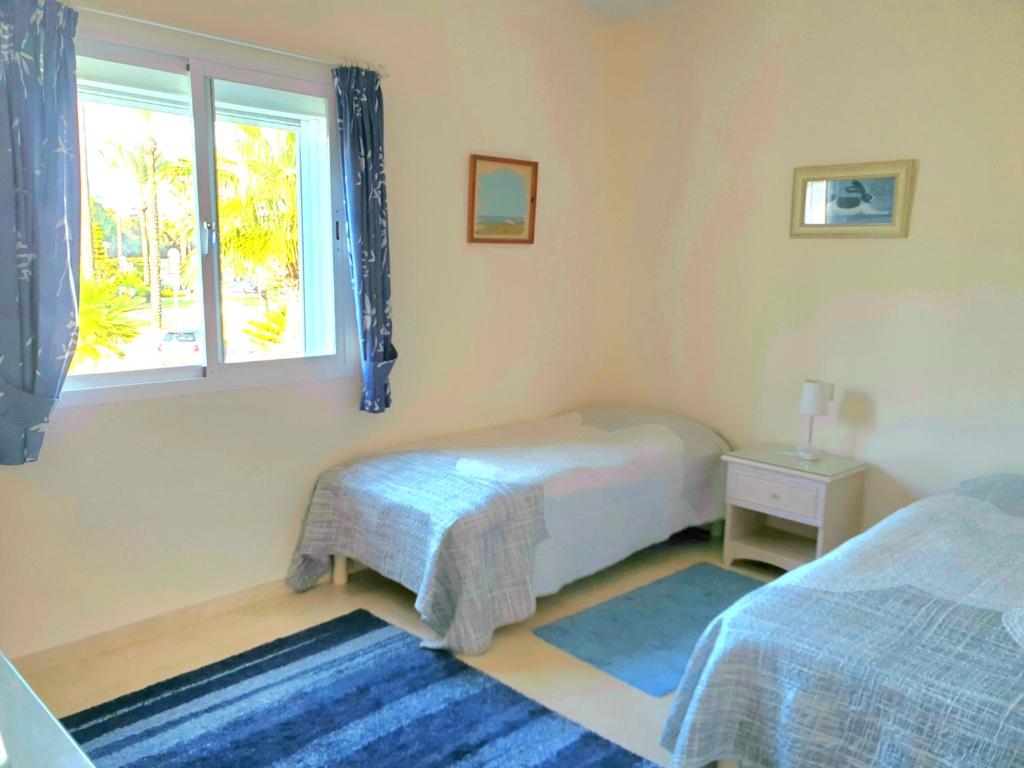 Postel nebo postele na pokoji v ubytování Casitamar frontline beach house rental Casares Costa near Estepona
