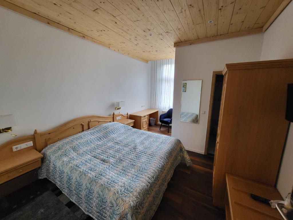 Postel nebo postele na pokoji v ubytování Bergischer Hof - Bergischer Hofgarten