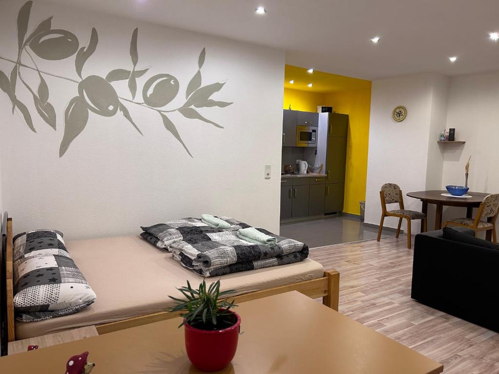 sala de estar con cama y cocina en Piano Apartment Halle - Netflix - Free WiFi 4, en Halle an der Saale