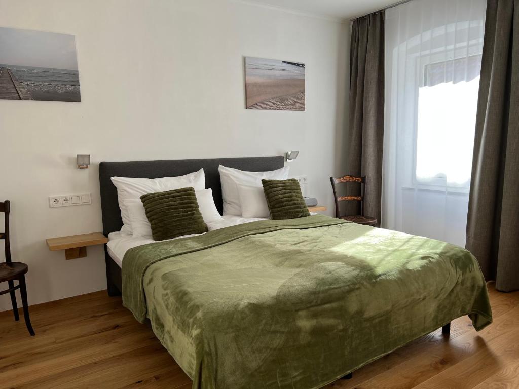 黑馬戈爾的住宿－das STOCKSTAN，一间卧室设有一张大床和一个窗户。