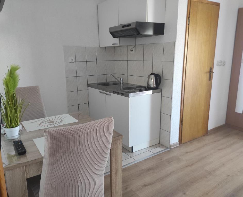 Kuchyňa alebo kuchynka v ubytovaní Apartmani Račić
