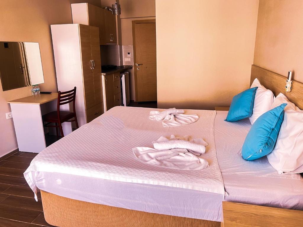 Una habitación con una cama con dos toallas. en Figen Suite Hotel 2 en Çanakkale