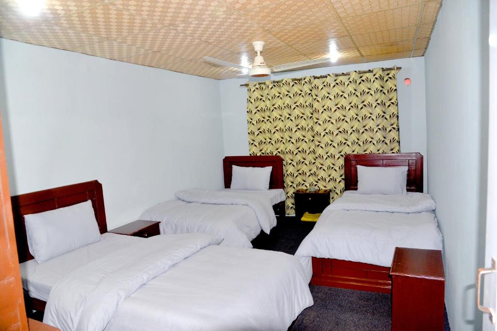 Postel nebo postele na pokoji v ubytování Regency Lodge Skardu
