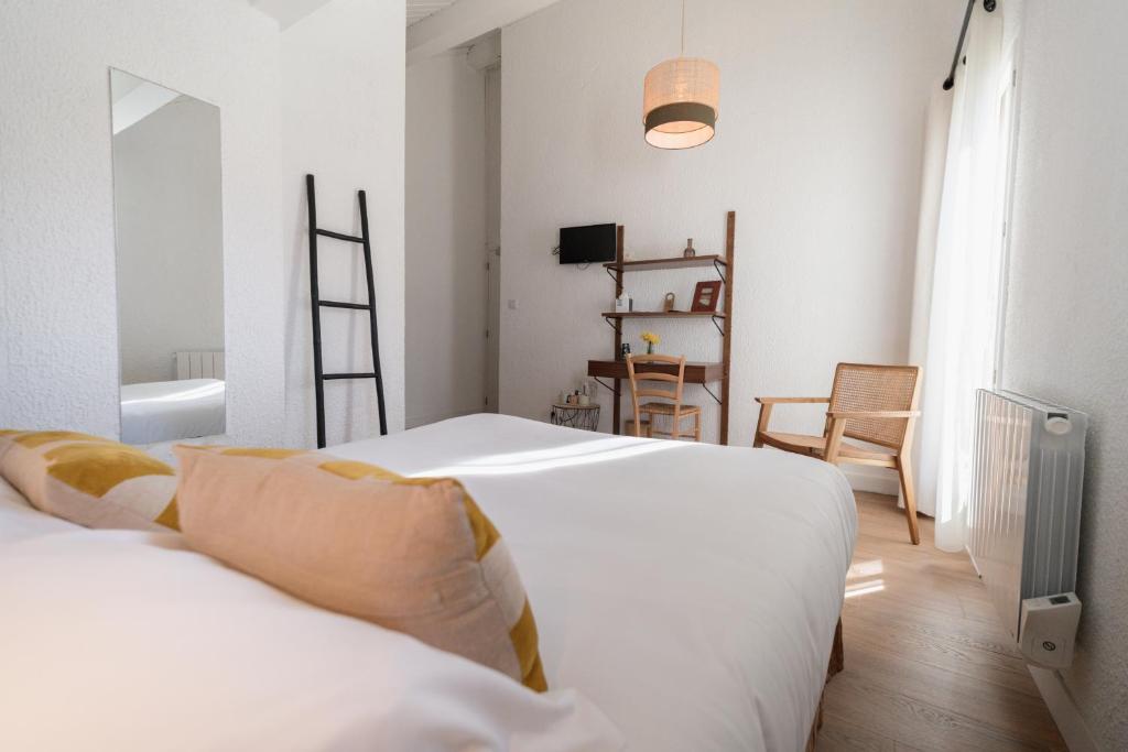 Postel nebo postele na pokoji v ubytování Hôtel Maison Doron