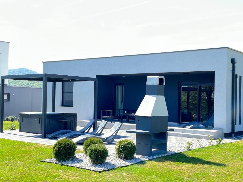 un bâtiment bleu avec une bouche d'incendie dans une cour dans l'établissement K Relax Place, Varaždinske Toplice, modern home with Sauna, Jacuzzi, WIFI, à Varaždinske Toplice