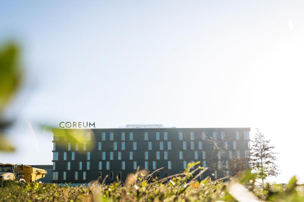 un edificio con el signo de corazón en él en Coreum Hotel, en Stockstadt am Rhein