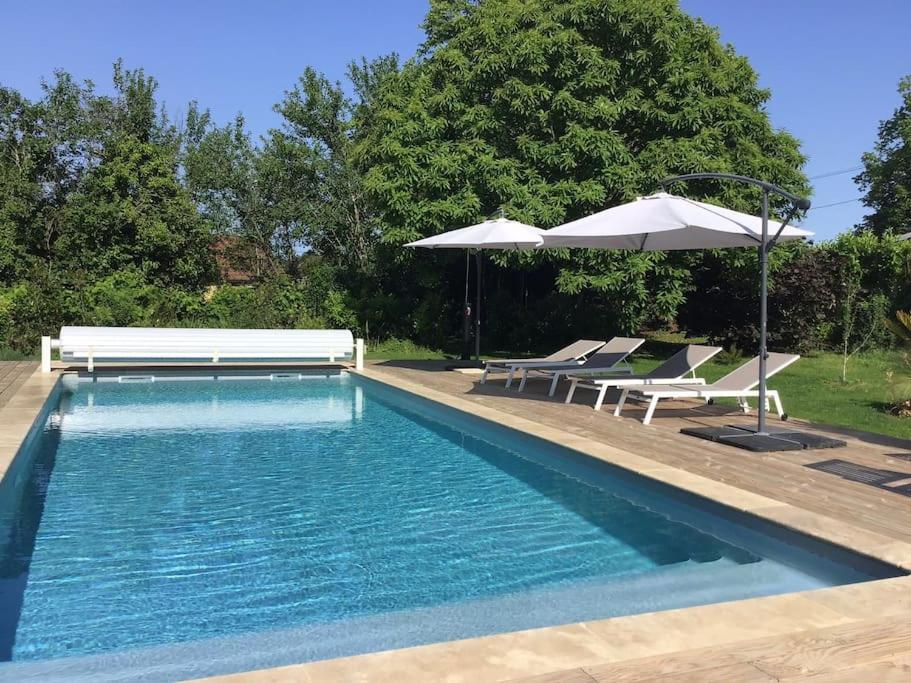 Bazén v ubytovaní Le séchoir à tabac et sa piscine Les temps des sources alebo v jeho blízkosti
