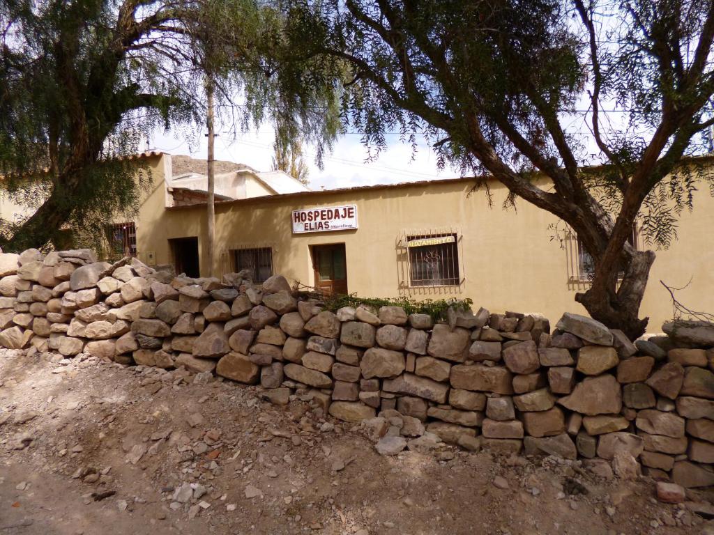 una pared de retención de piedra frente a un edificio en Hospedaje Elias en Tilcara