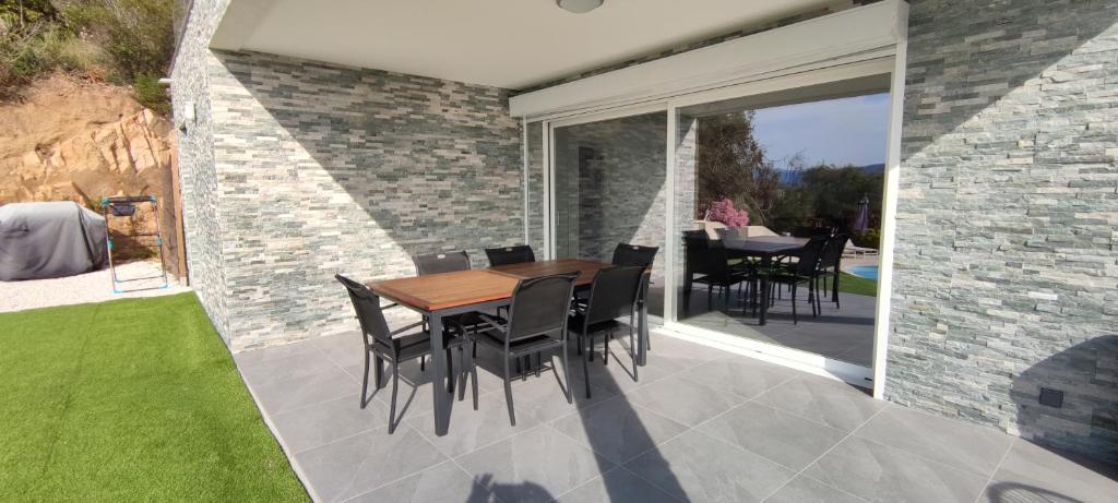 Patio nebo venkovní prostory v ubytování F4 à Porticcio avec piscine et vue sur mer