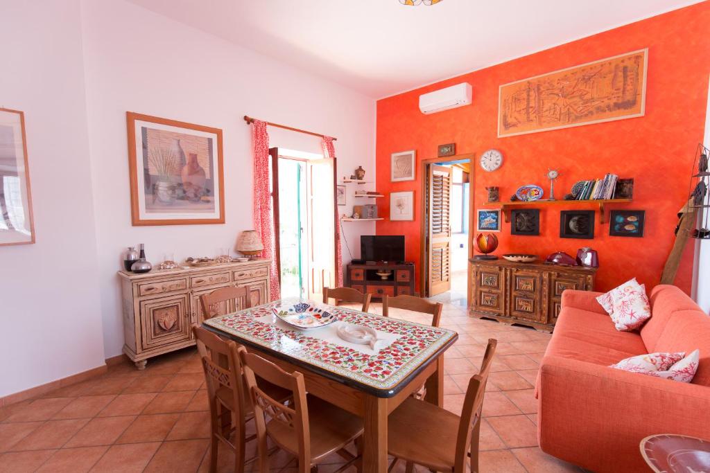 uma sala de estar com uma mesa e um sofá em Il Pesce e il Geco em Lipari