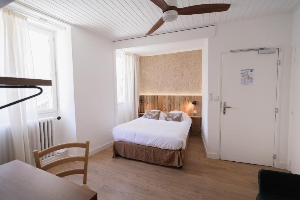 Postel nebo postele na pokoji v ubytování Hôtel Maison Doron