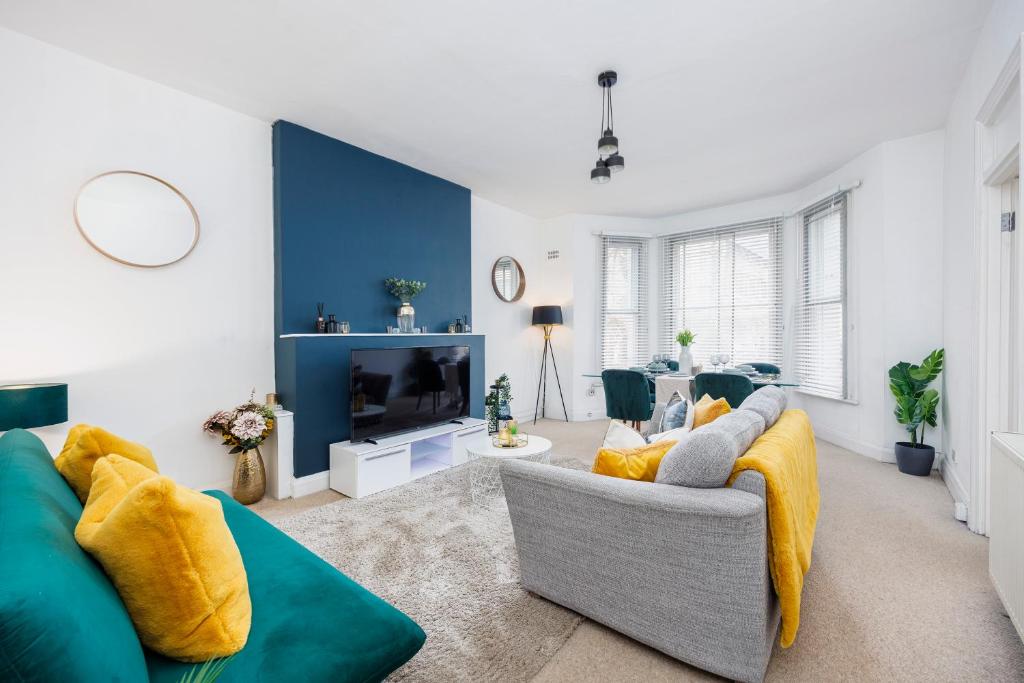 sala de estar con sofá y TV en Stylish Apartment Opposite Westfields en Londres