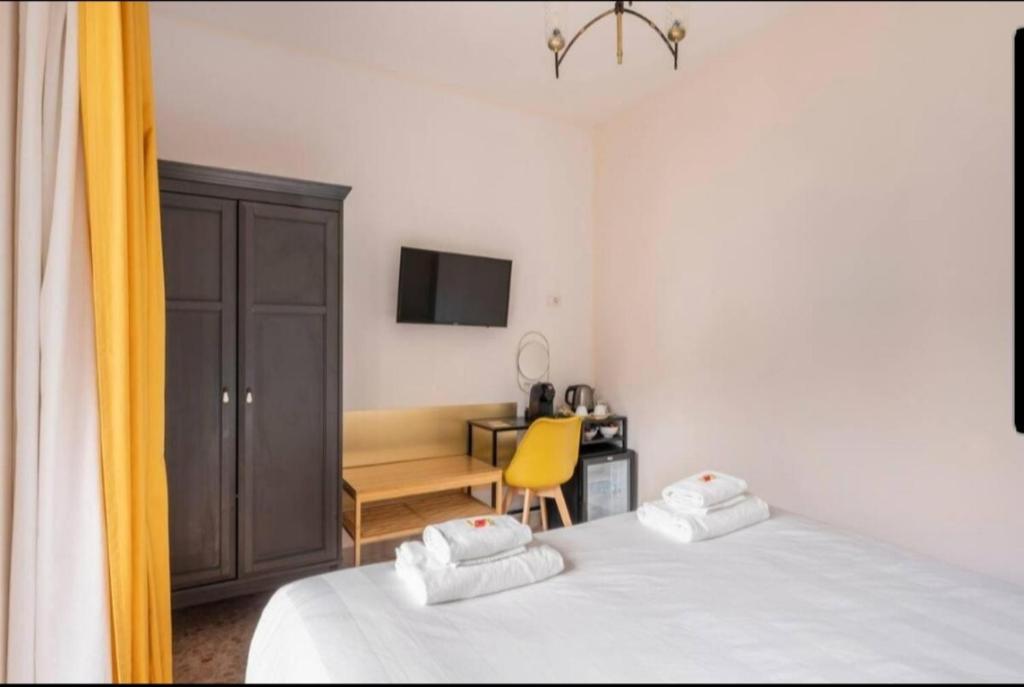 A bed or beds in a room at I Sogni della Regina