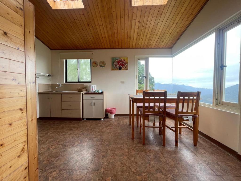 uma cozinha com mesa e cadeiras e uma grande janela em Gegbyan em Ch'ia-la