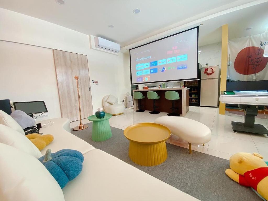 a living room with a large flat screen tv at SKYPIEA Villa 空島民宿 宜蘭包棟民宿l電動麻將l烤肉BBQl聚會 in Wujie
