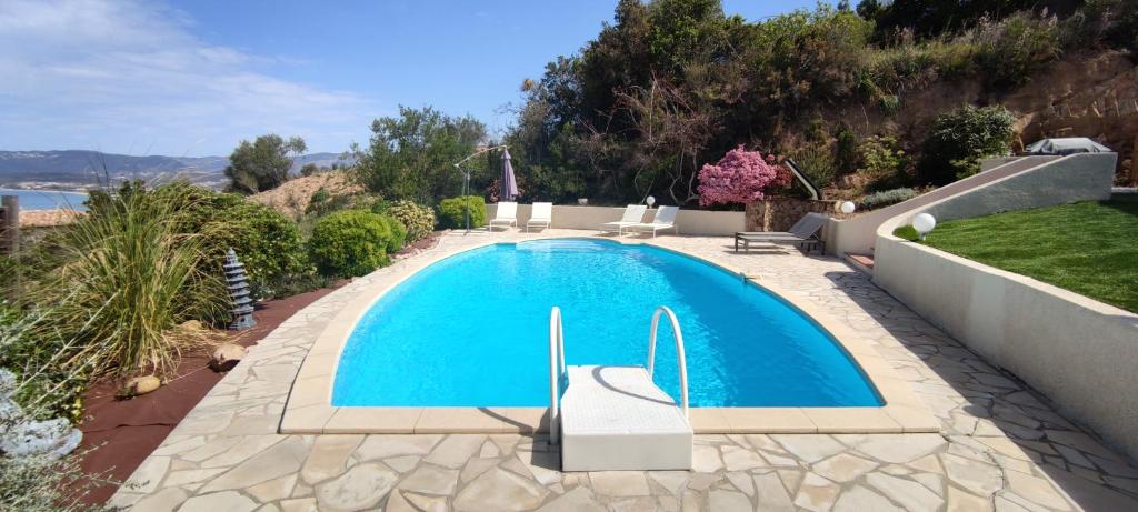 Bazén v ubytování F4 à Porticcio avec piscine et vue sur mer nebo v jeho okolí