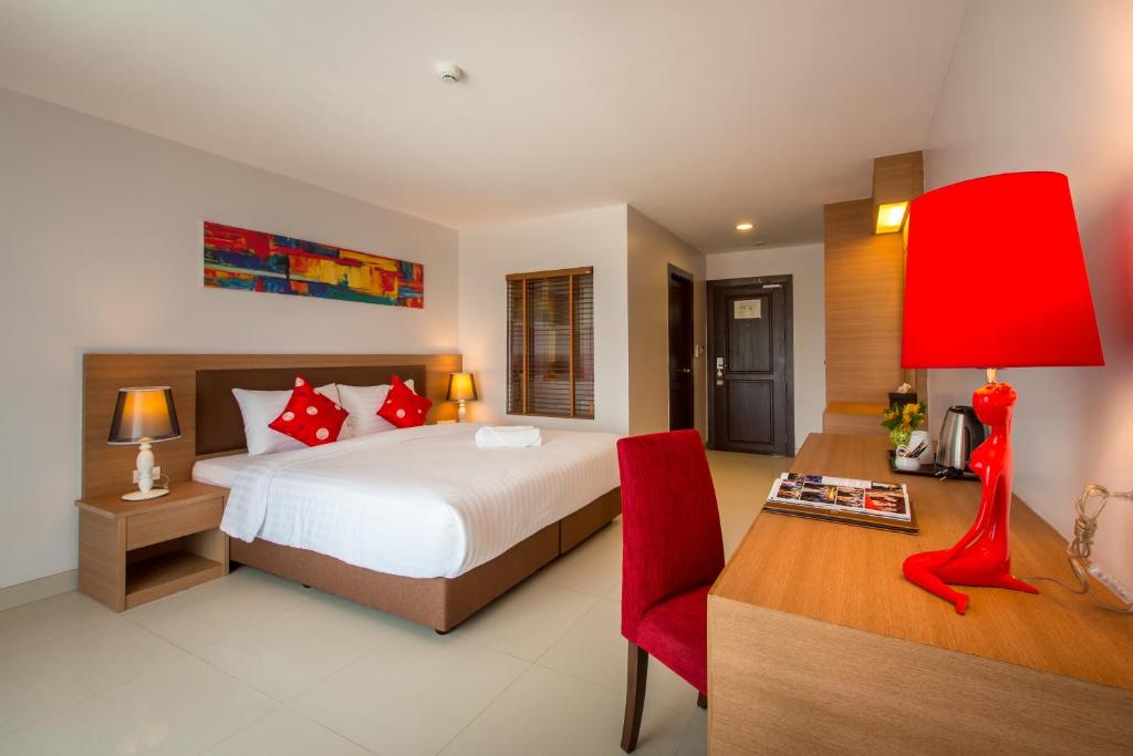Postel nebo postele na pokoji v ubytování Riche Hua Hin Hotel - SHA Plus