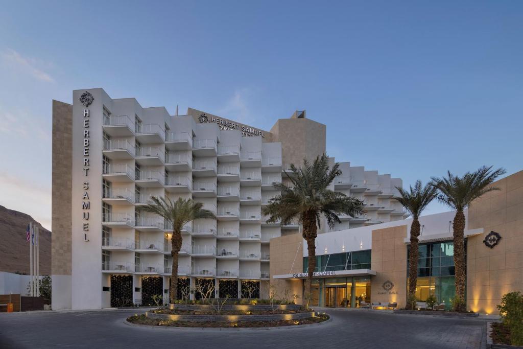 エイン・ボケックにあるHerbert Samuel Hod Dead Sea Hotelのヤシの木が立ち並ぶ建物