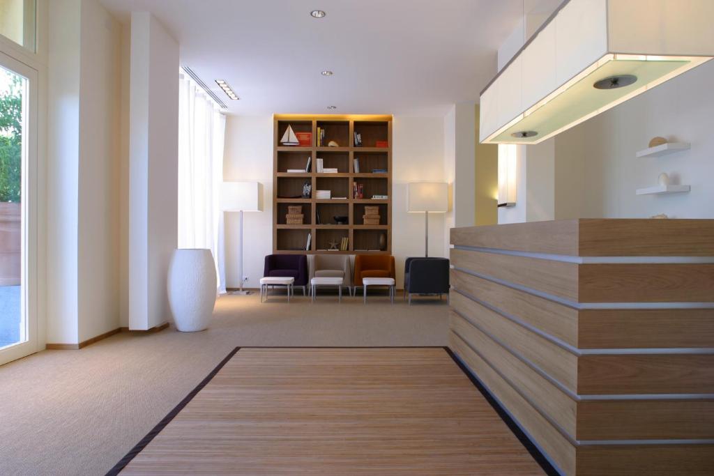 biuro z biurkiem i krzesłami w pokoju w obiekcie Rota Suites w Sorrento