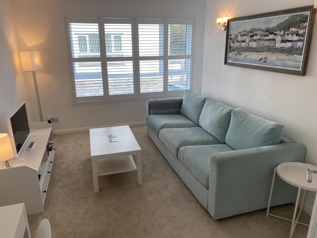 Riverside apartment with views and parking, Kingsbridge Updated 2024