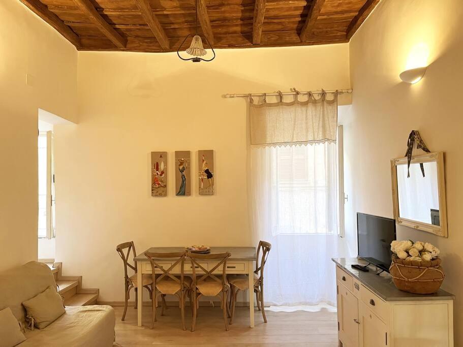 - un salon avec une table et une salle à manger dans l'établissement Julie - Graziosa casa del '700, à Castel Gandolfo