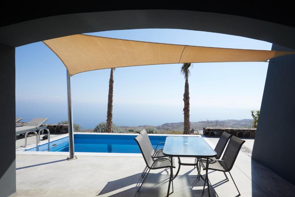 Basen w obiekcie Theano Cave Suites & Villas lub w pobliżu