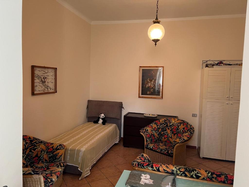 - un salon avec un lit et une chaise dans l'établissement B&B I TRE GATTI, à Pesaro