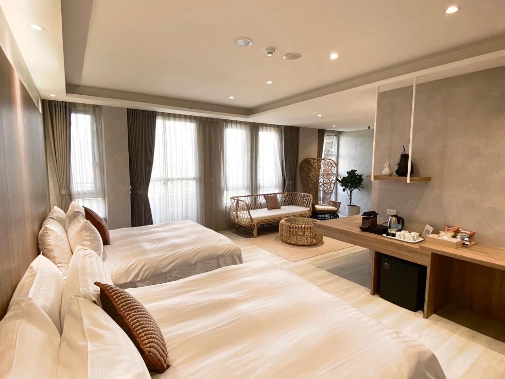 a large bedroom with a large bed and a desk at Cingjing Florence Resort Villa in Ren&#39;ai