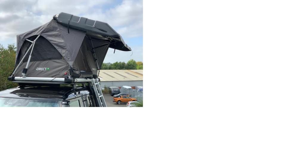 Landrover with luxury roof tent في كرويدون: خيمة على سطح شاحنة