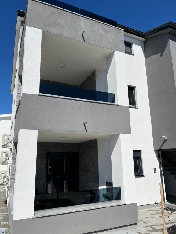 Cette maison blanche dispose d'une grande fenêtre. dans l'établissement Apartment Irene, à Vir