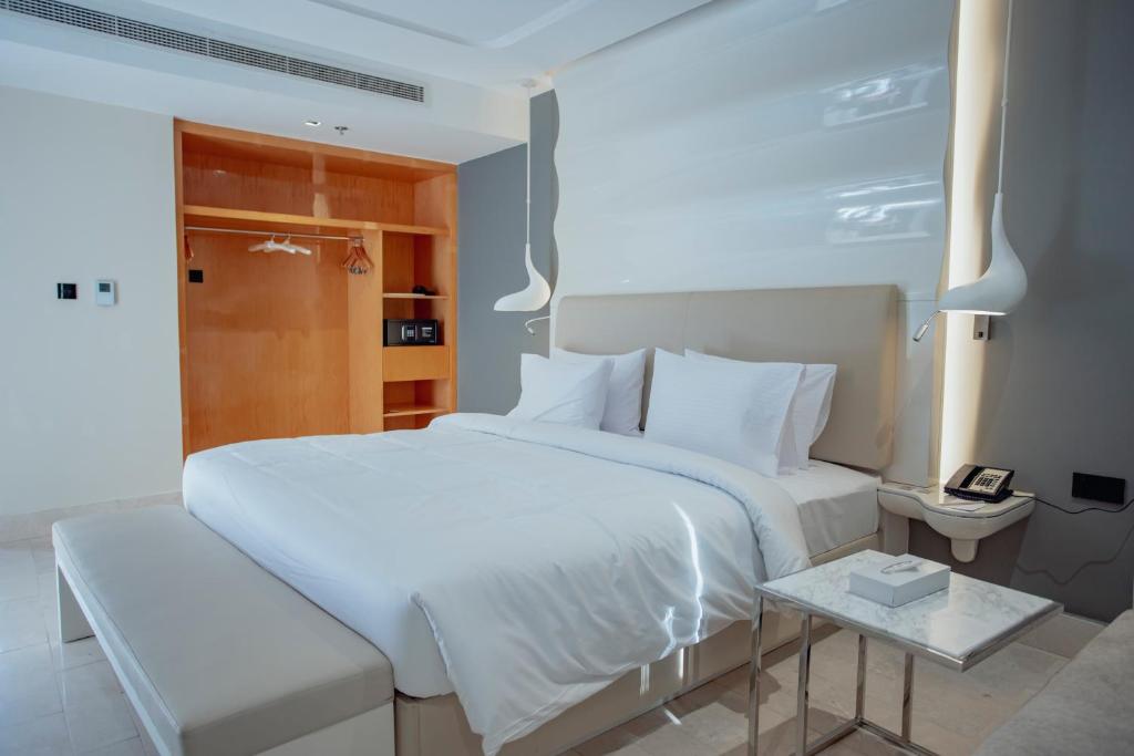 Postel nebo postele na pokoji v ubytování Alberni Jabal Hafeet Hotel Al Ain