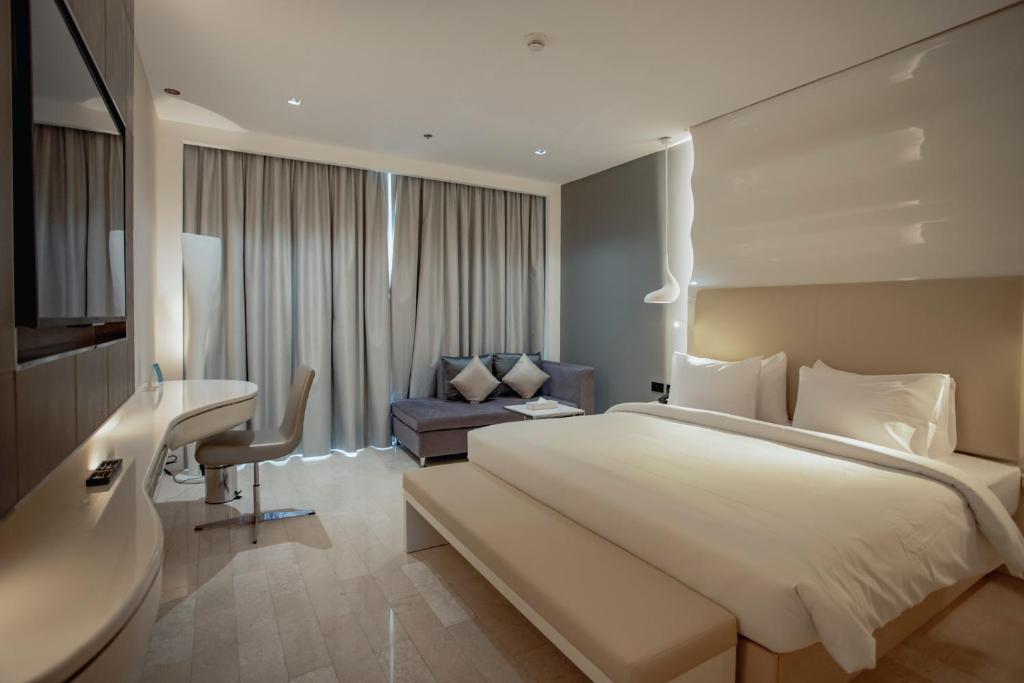 Postel nebo postele na pokoji v ubytování Alberni Jabal Hafeet Hotel Al Ain