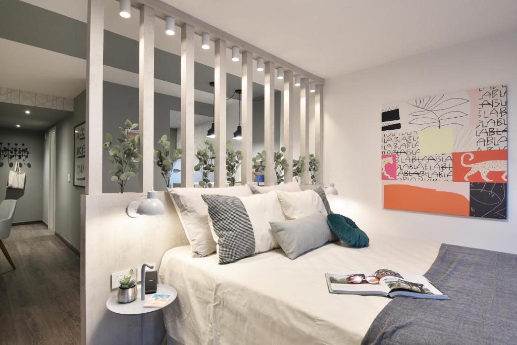 Exclusivo apartamento en Punta Carretas في مونتيفيديو: غرفة بسرير أبيض كبير في غرفة