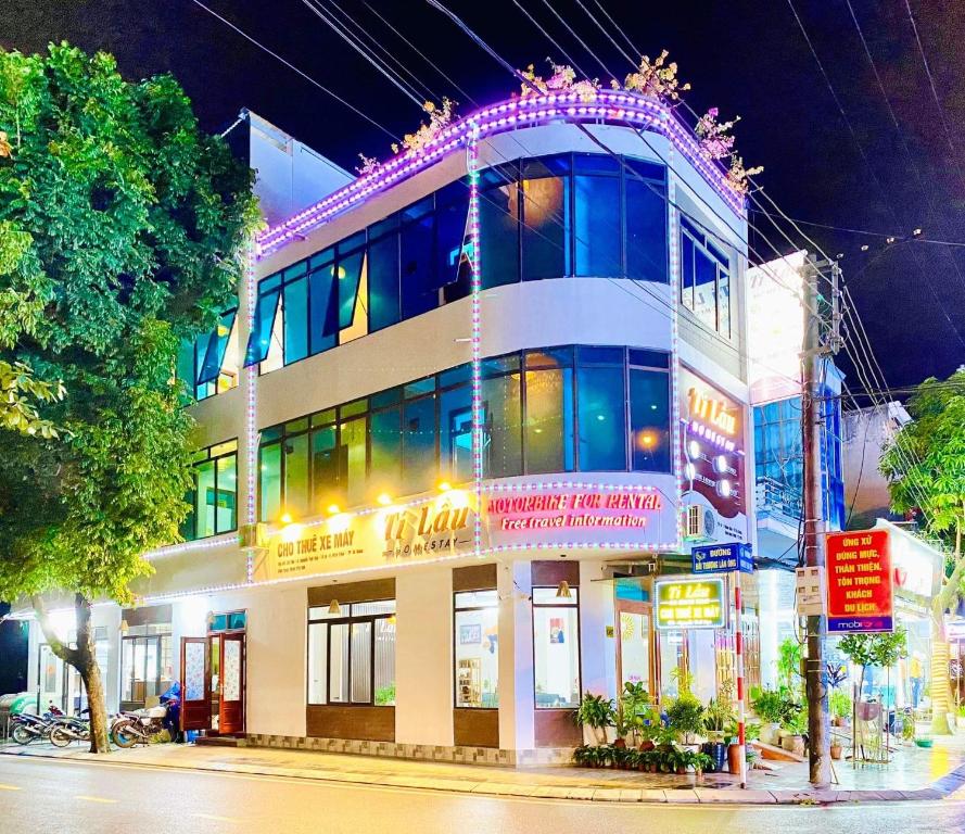 ein Gebäude in einer Stadtstraße in der Nacht in der Unterkunft Ti Lau Homestay & Motorbikes in Ha Giang