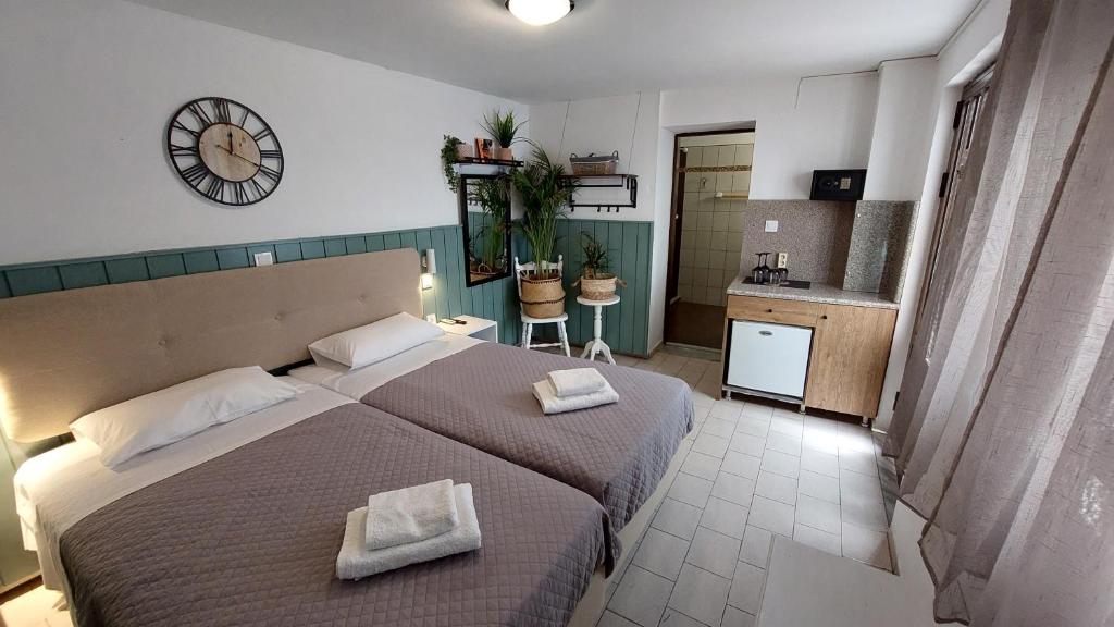 Posteľ alebo postele v izbe v ubytovaní OLD TOWN TALES apartments