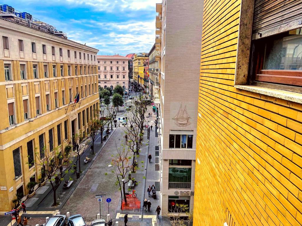 una vista aérea de una calle de la ciudad con edificios en SILIA HOUSE Napoli Centro en Nápoles