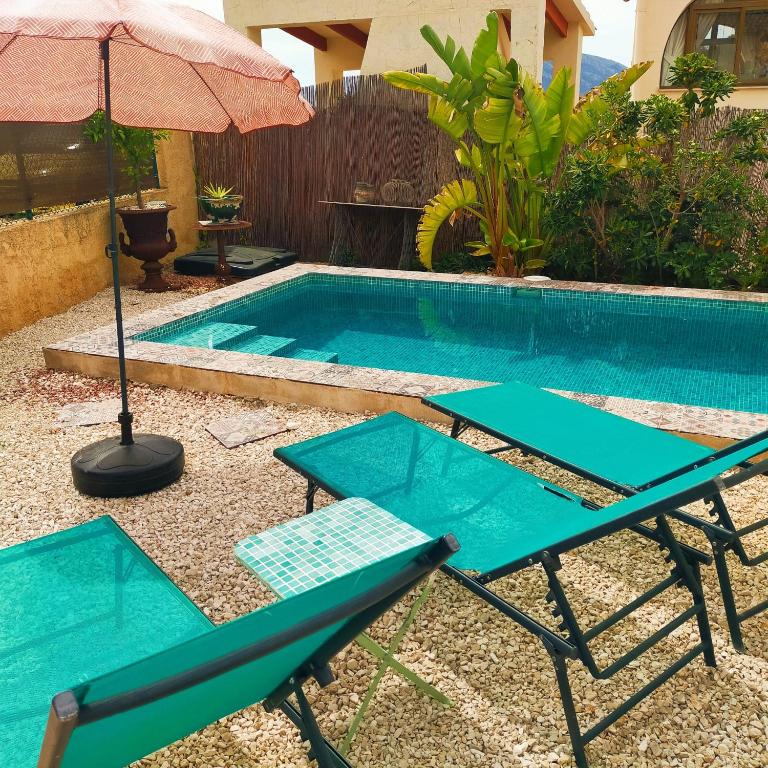 The swimming pool at or close to Casa Fleur Casco Antiguo Altea con Piscina privada y Jardin